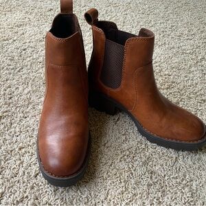 Almost Brand new | BORN Chelsea Boot Brown - 6.5 M
